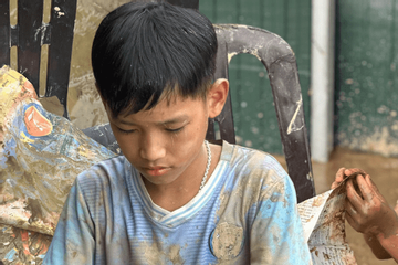 Cậu bé 12 tuổi lật từng trang sách lấm bùn sau lũ quét ở Nghệ An: 'Chữ vẫn còn đọc được cô ạ!'