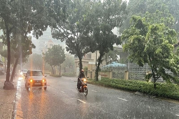 Mưa lớn dồn dập trút xuống miền Bắc khi nào kết thúc?