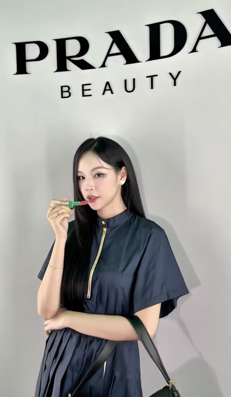 Mỹ nhân đình đám Vbiz bị sao nam Hàn thái độ ra mặt khi chụp ảnh chung