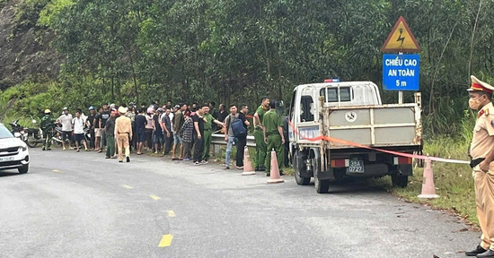 Ngã xe máy, nam thanh niên bàng hoàng phát hiện một thi thể nằm bên cạnh