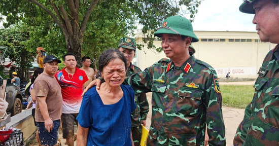 Nước lũ cô lập, người dân xúc động bật khóc khi trực thăng thả lương thực
