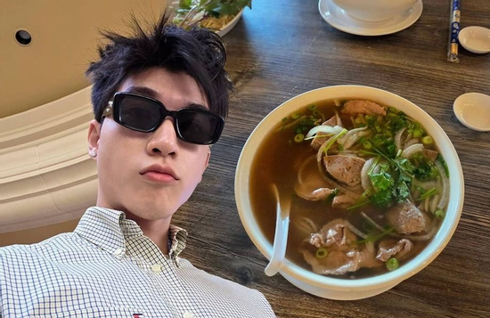 HIEUTHUHAI bất ngờ tuyên bố 1 câu về món phở Việt Nam khi đang ở nước ngoài
