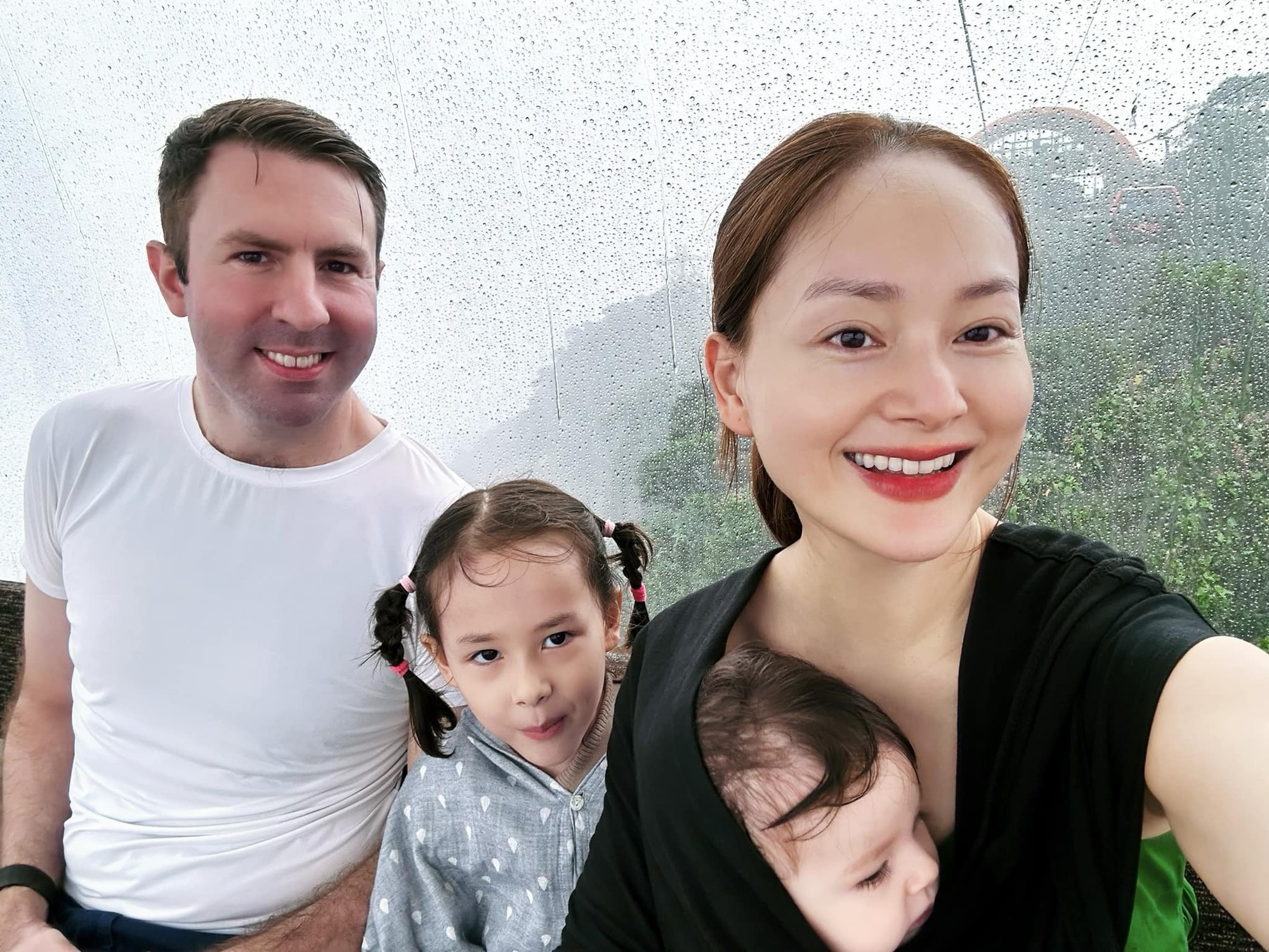 Lan Phương thẳng thắn đáp trả khi dân mạng bênh vực chồng Tây