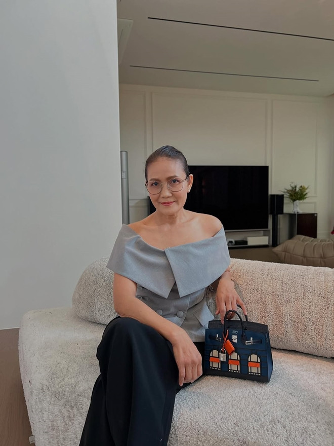 Mẹ Lisa Blackpink gây sốt khi đeo túi xách 7 tỷ đồng