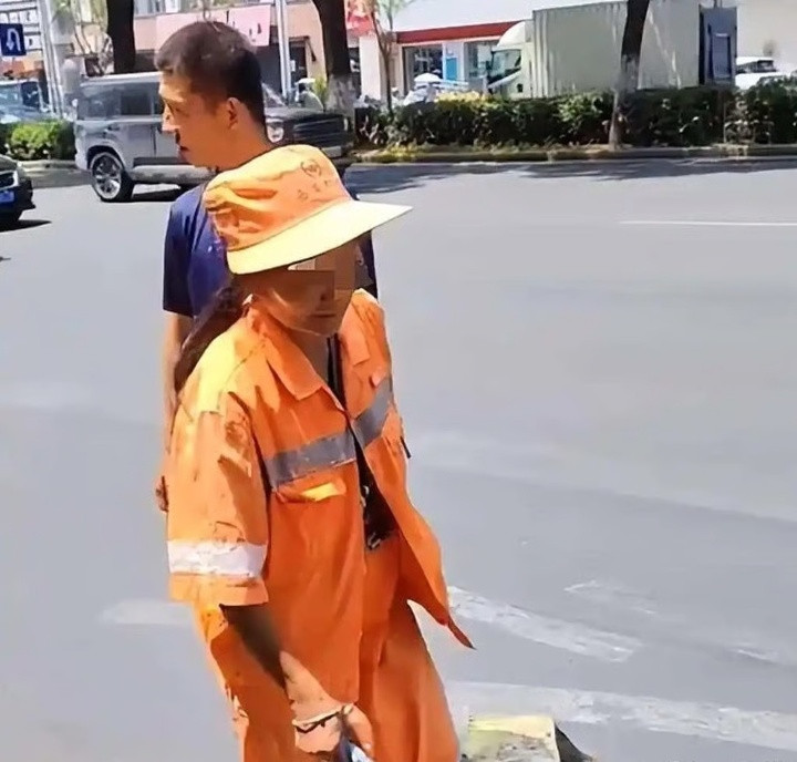 Người mẹ phải đưa con trai đi làm vì không đủ khả năng chi trả cho dịch vụ chăm sóc, và sợi dây giúp giữ an toàn cho con trai. (Ảnh: Baidu)