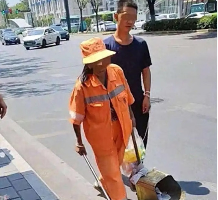 Hai mẹ con nhặt rác gần một điểm du lịch nổi tiếng ở Tây An, tỉnh Thiểm Tây. (Ảnh: Baidu)