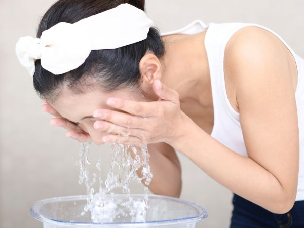 Rửa mặt bằng nước đá có giúp trẻ hóa làn da nhưng không phải ai cũng biết - Ảnh 2