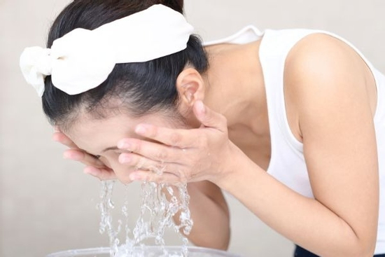 Rửa mặt bằng nước đá có giúp trẻ hóa làn da nhưng không phải ai cũng biết