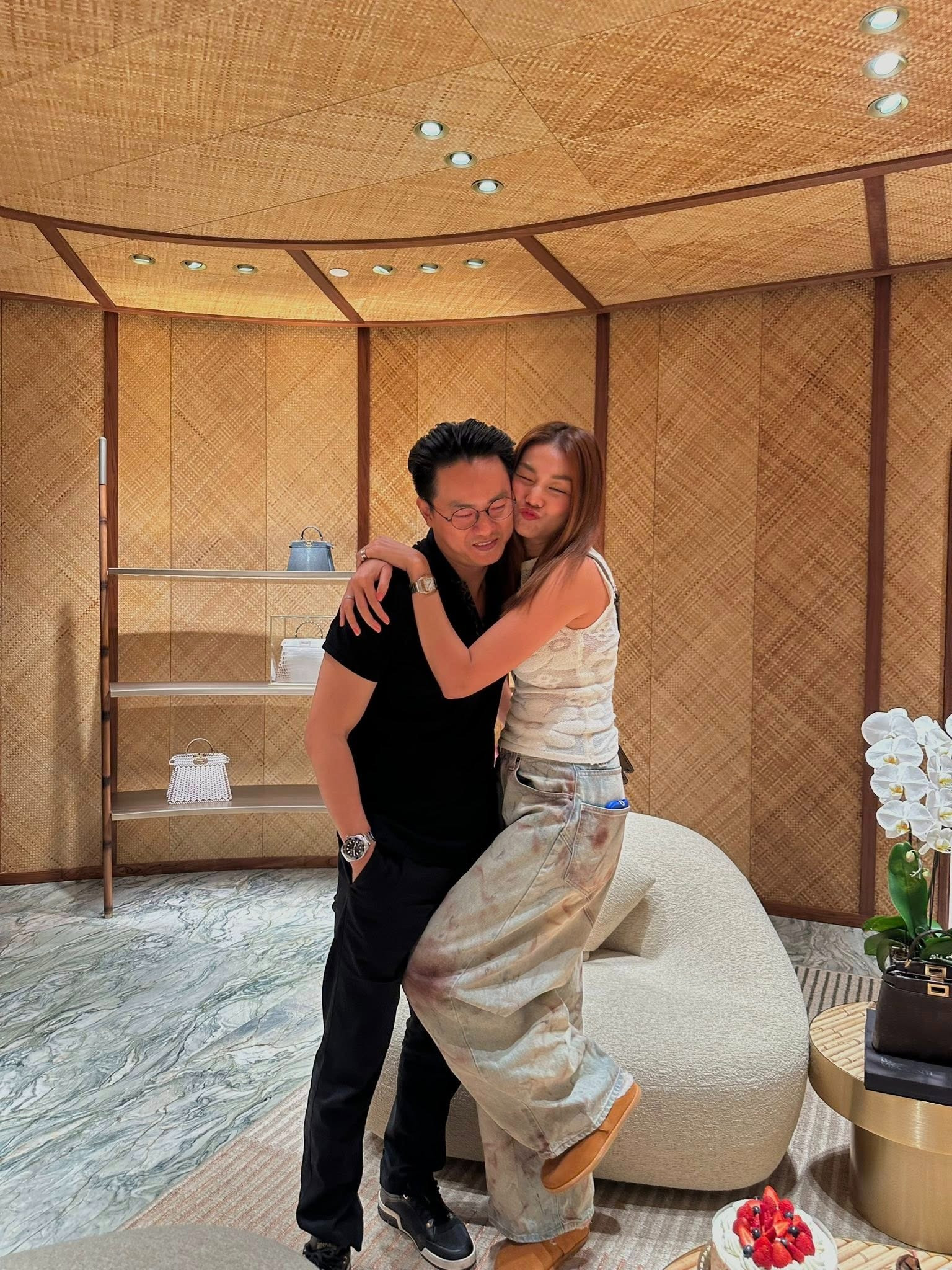 Thanh Hằng khoe ảnh tình bể bình bên ông xã