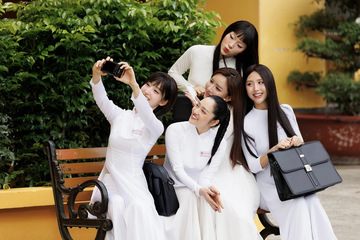 tran thanh bat luc truoc lop hoc toan em xinh leo mep va tinh nghich hinh anh 1