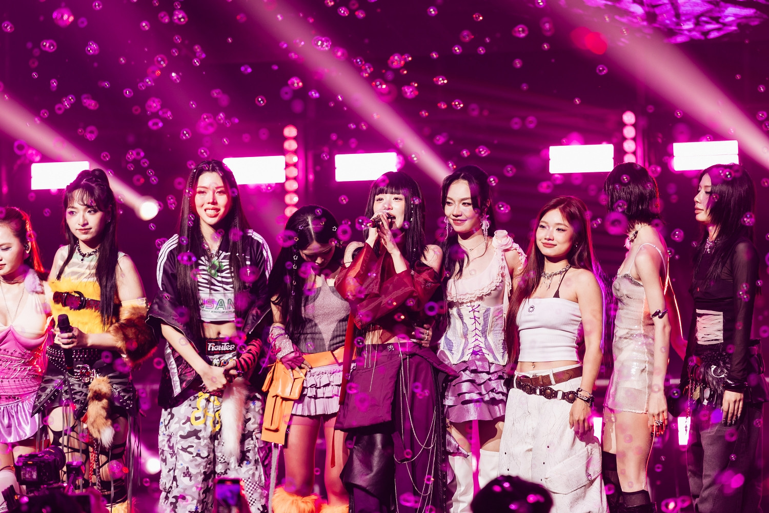 Han Sara bán đấu giá album có nụ hôn đặc biệt ủng hộ người dân chịu ảnh hưởng bão Wipha