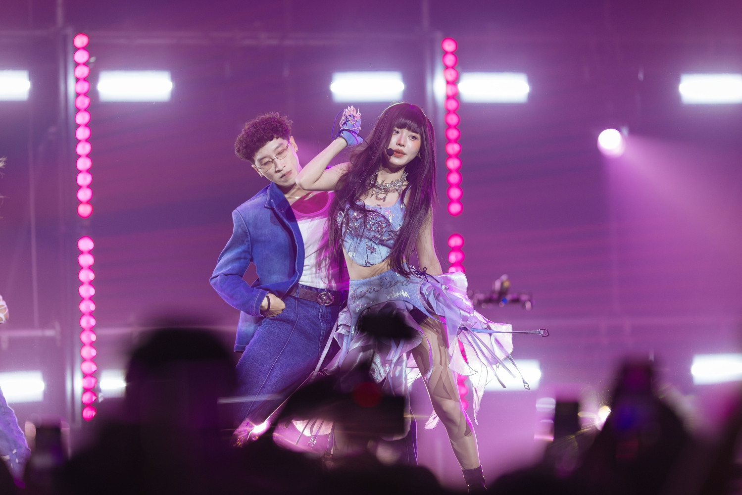 Han Sara bán đấu giá album có nụ hôn đặc biệt ủng hộ người dân chịu ảnh hưởng bão Wipha