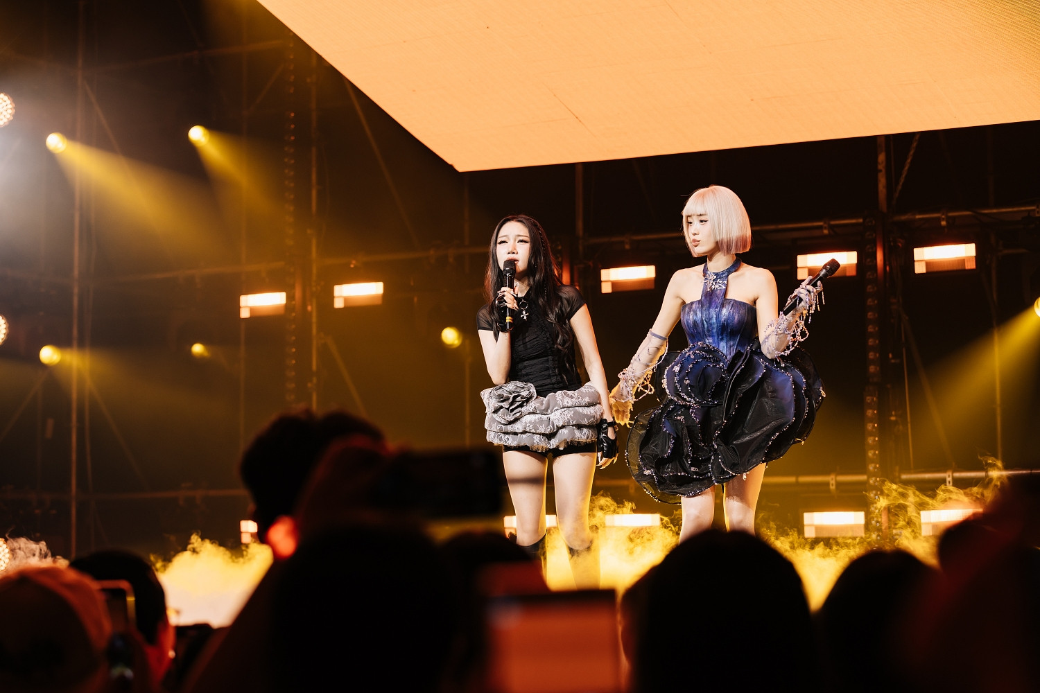 Han Sara bán đấu giá album có nụ hôn đặc biệt ủng hộ người dân chịu ảnh hưởng bão Wipha