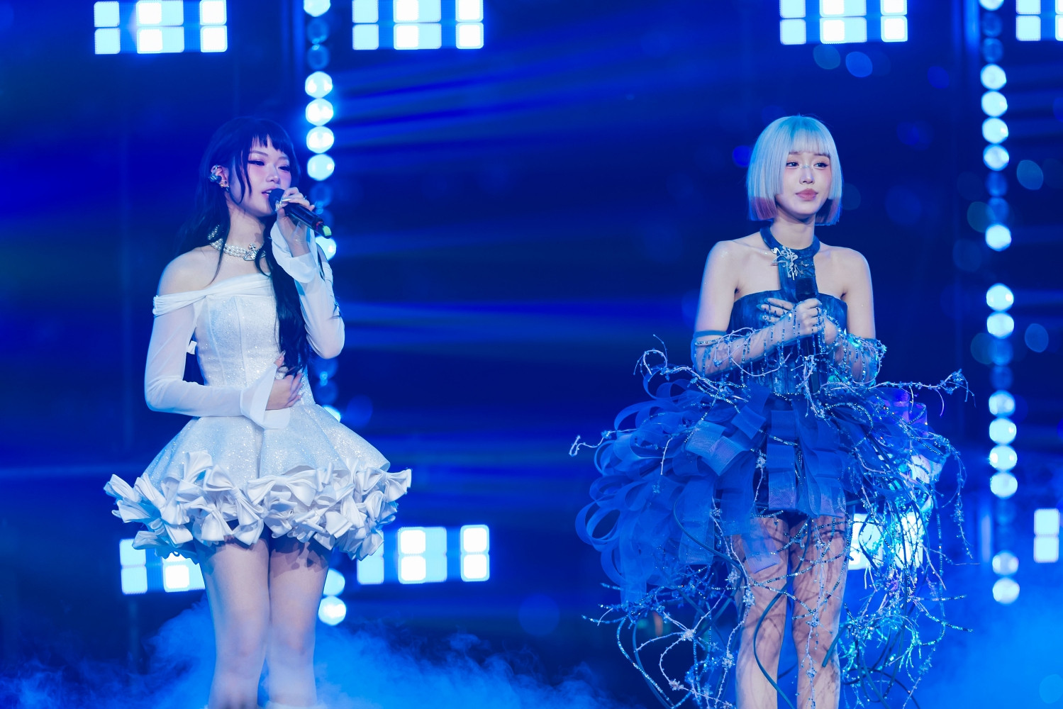 Han Sara bán đấu giá album có nụ hôn đặc biệt ủng hộ người dân chịu ảnh hưởng bão Wipha