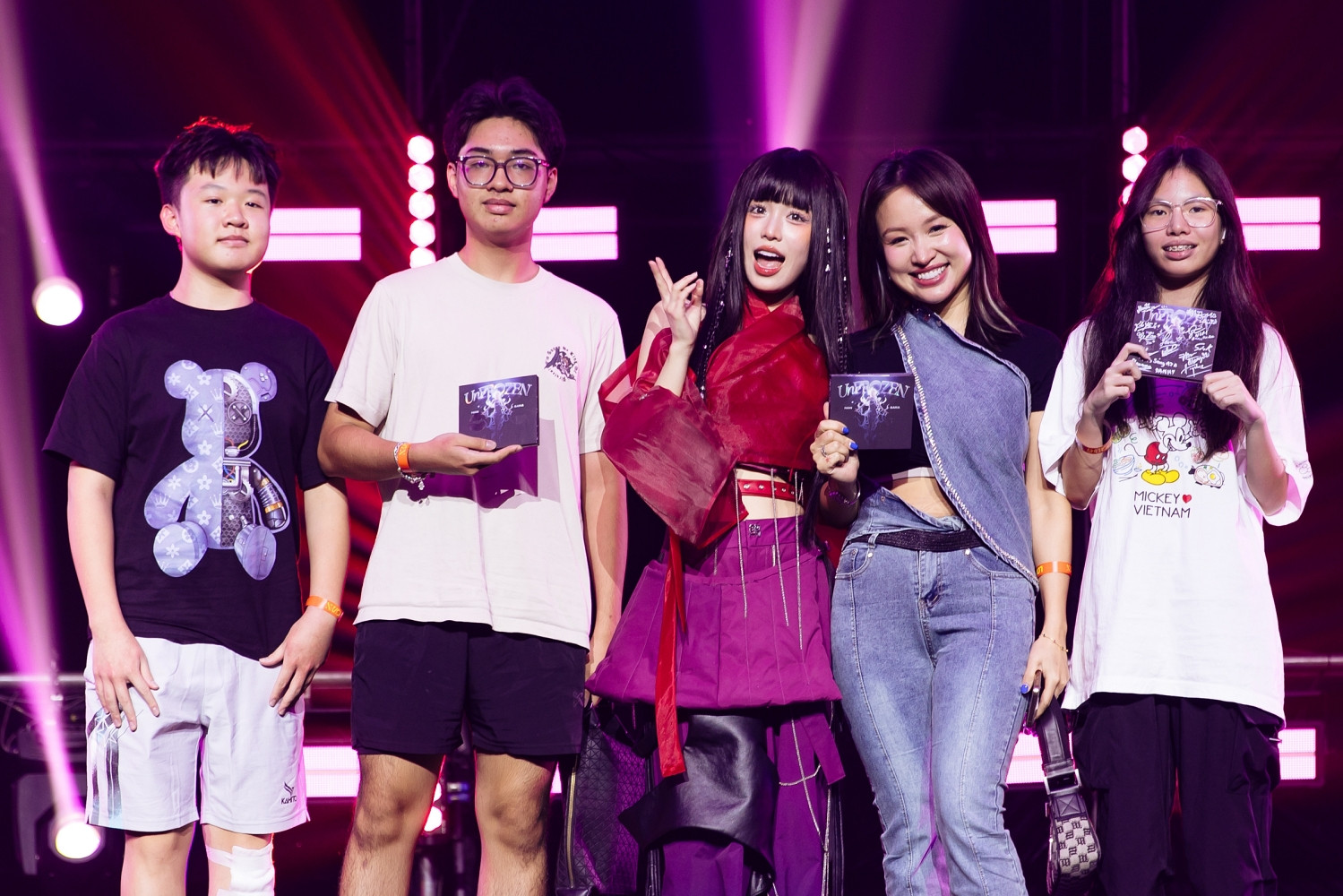 Han Sara bán đấu giá album có nụ hôn đặc biệt ủng hộ người dân chịu ảnh hưởng bão Wipha