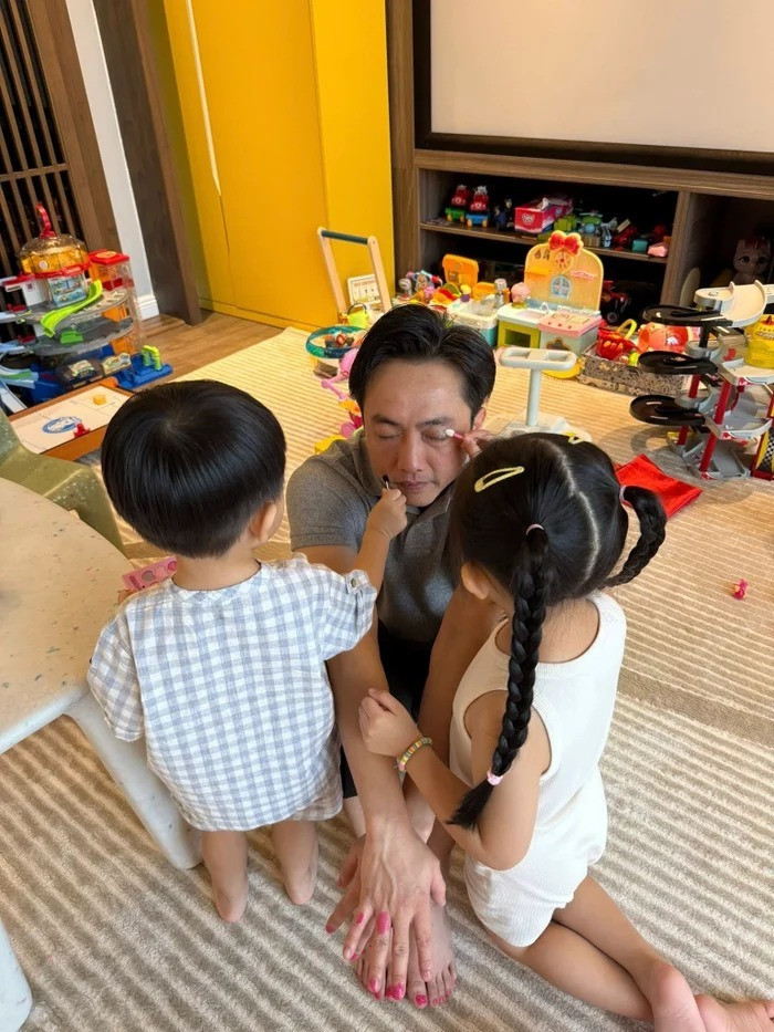 Hình ảnh giản dị khó tin của đại gia Cường Đô La bên các con