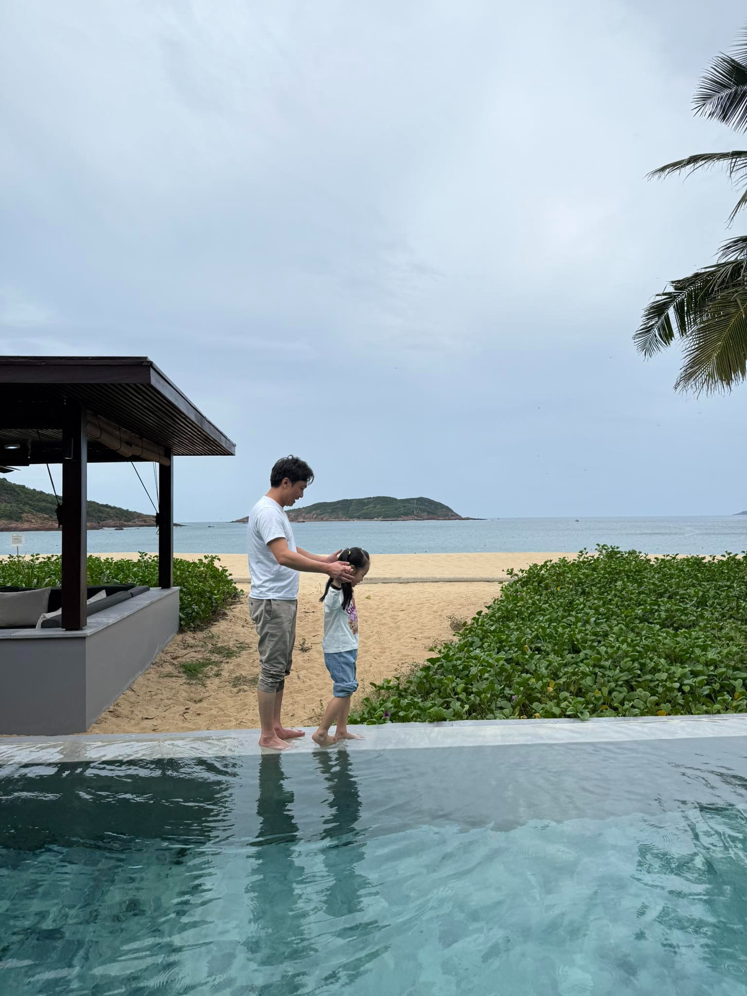 Hình ảnh giản dị khó tin của đại gia Cường Đô La bên các con