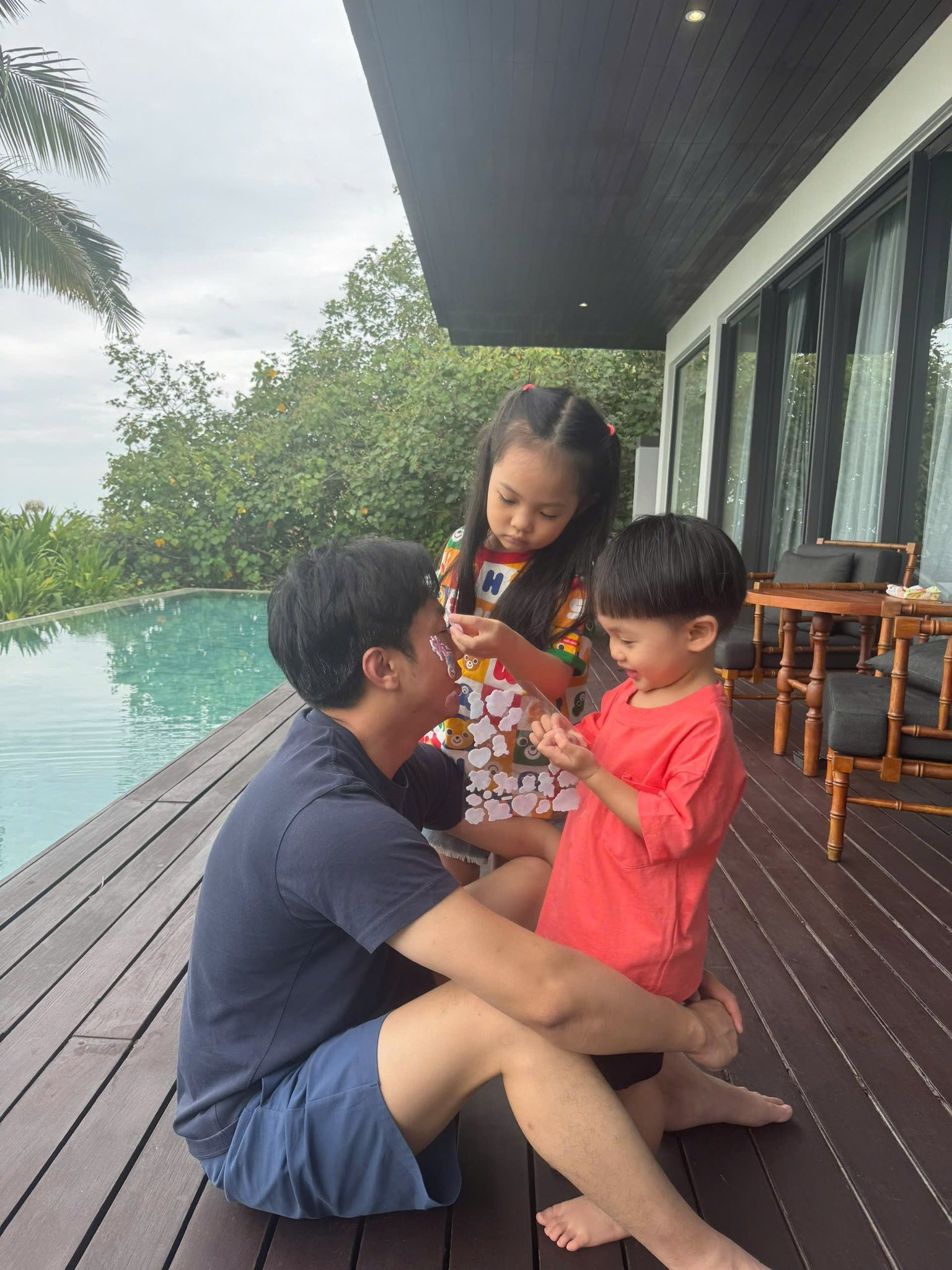 Hình ảnh giản dị khó tin của đại gia Cường Đô La bên các con