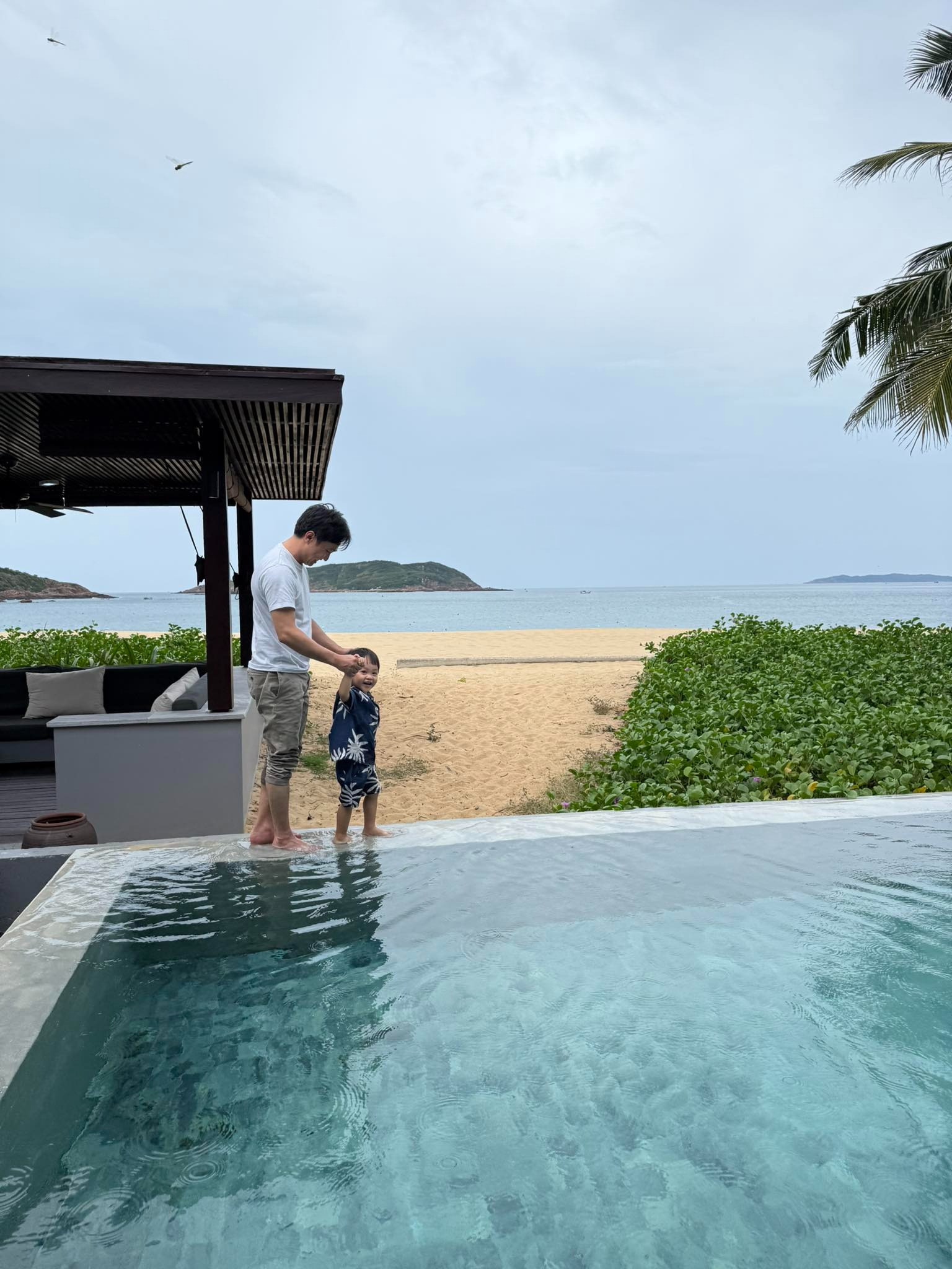 Hình ảnh giản dị khó tin của đại gia Cường Đô La bên các con