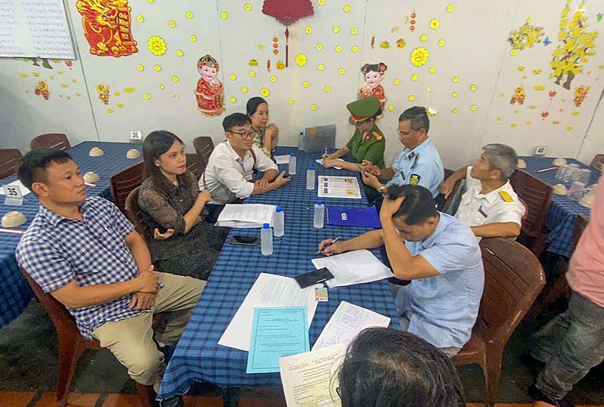 Đoàn kiểm tra của UBND phường Nha Trang làm việc tại cơ sở kinh doanh hải sản Thạnh Sương nằm trên đường Trần Phú, tối 25/7.jpg