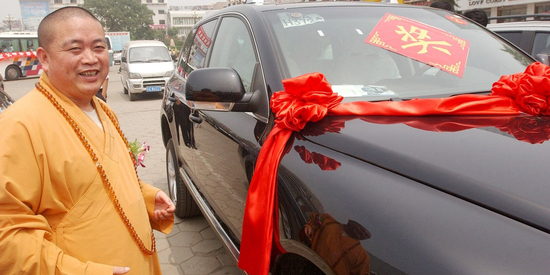 Choáng với độ giàu có của trụ trì Thiếu Lâm Tự: Cà sa dát vàng, 15 siêu xe