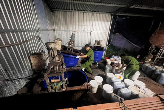 Công an Lâm Đồng triệt phá cơ sở nghi sản xuất phân bón giả quy mô lớn