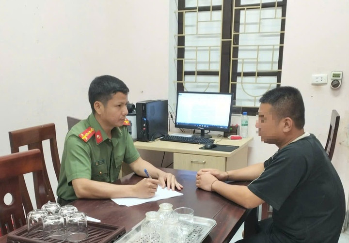 Cán bộ Phòng An ninh Chính trị nội bộ Công an Nghệ An làm việc với Lô Thanh S. (Ảnh: Trang TTĐT Công an Nghệ An)