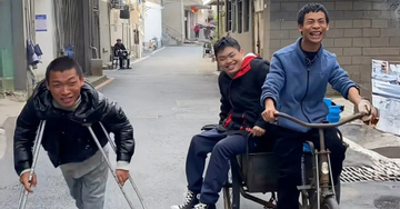 Dân mạng xúc động, tán thưởng 3 chàng trai bại não cùng nhau bán hàng rong