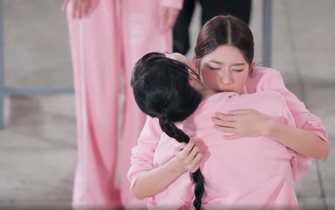 2 Em Xinh Say Hi gây tranh cãi vì khoảnh khắc nhạy cảm trên sóng truyền hình