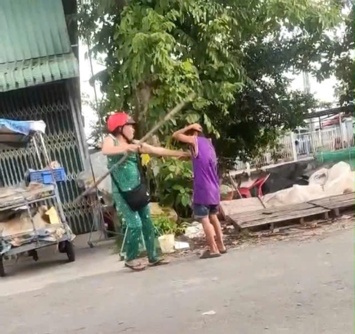 Bà N.T.Đ. đánh cháu ruột giữa đường, do các em bán vé số không hết.