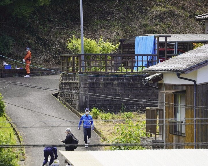 Các nhà điều tra đang khám nghiệm khu vực gần hiện trường. (Ảnh: Kyodo)