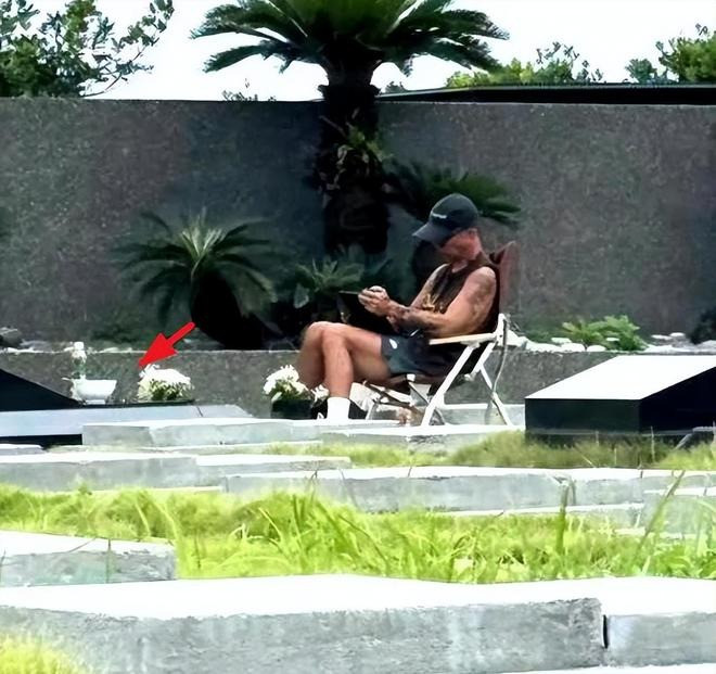 Xót xa hình ảnh chồng Hàn đến thăm mộ Từ Hy Viên mỗi ngày