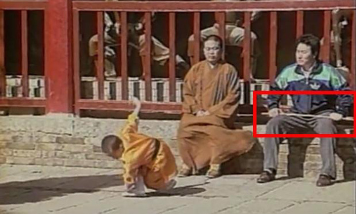 Thích Tiểu Long 2 tuổi tập võ dưới sự chỉ dạy của cha (người cầm roi) và sư phụ Thích Vĩnh Tín.