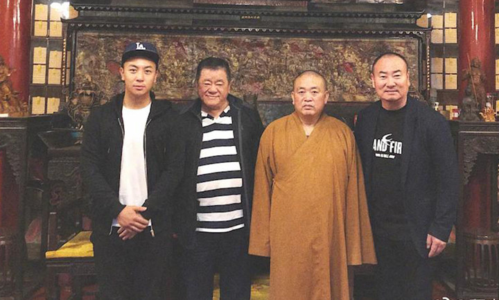 Thích Tiểu Long (bên trái) cùng cha, sư phụ (Thích Vĩnh Tín) và cha đỡ đầu.