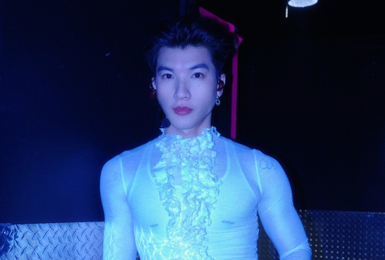 HIEUTHUHAI 'ngó lơ' trước những lời chỉ trích ăn mặc sexy, vũ đạo phản cảm