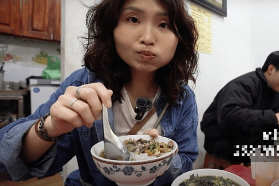 Khách Trung Quốc lần đầu thử món bánh dân dã ở Hà Nội, ngỡ ngàng vì 'ngon khủng khiếp'