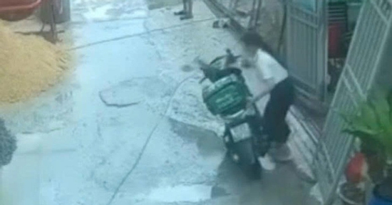 Nữ cán bộ phường đẩy ngã xe máy của shipper ra đường giải trình gì?