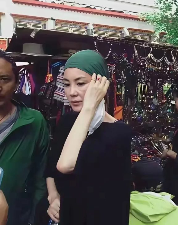 Vương Phi gây xôn xao với vẻ ngoài hốc hác, đeo 'kỷ vật tình yêu' với Tạ Đình Phong? - Ảnh 2