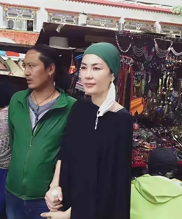 Vương Phi gây xôn xao với vẻ ngoài hốc hác, đeo 'kỷ vật tình yêu' với Tạ Đình Phong? - Ảnh 1