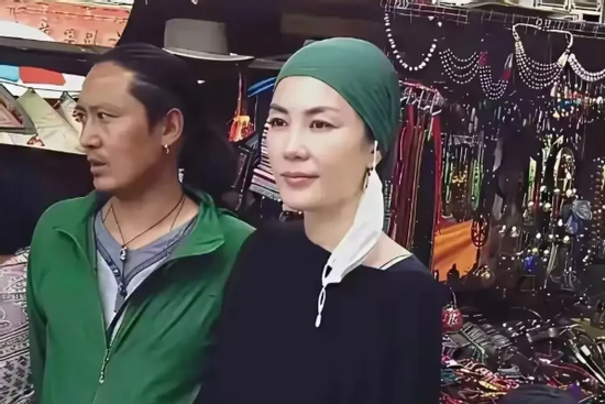 Vương Phi gây xôn xao với vẻ ngoài hốc hác, đeo 'kỷ vật tình yêu' với Tạ Đình Phong?