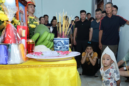 Câu hỏi thắt lòng của con trai Thiếu tá cảnh sát hy sinh ở Lai Châu