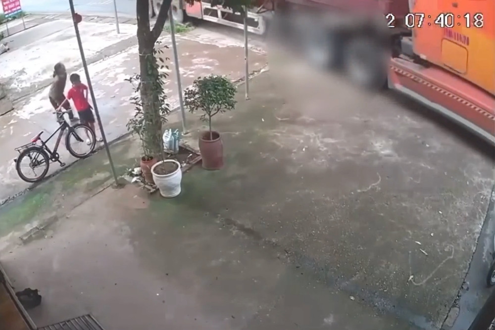 Chạy theo bà ngoại qua đường, cậu bé bị container cán tử vong: Khoảnh khắc ám ảnh