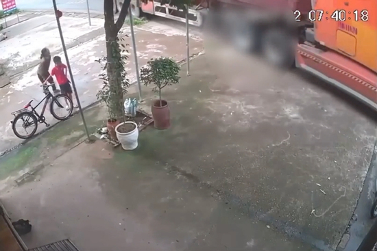 Chạy theo bà ngoại qua đường, cậu bé bị container cán tử vong: Khoảnh khắc ám ảnh