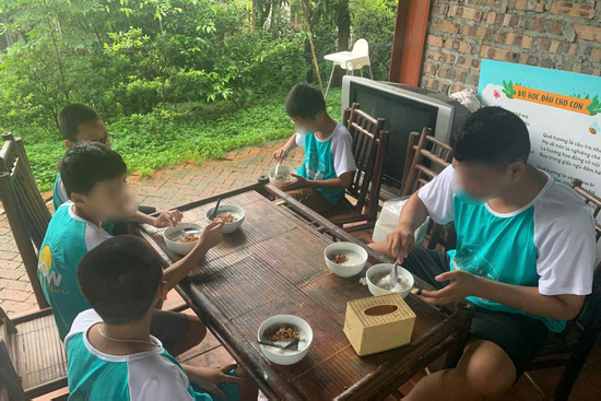 Chi gần 10 triệu đồng cho con đi trại hè 8 ngày, mẹ ở Hà Nội bức xúc khi đón con