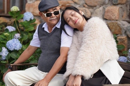 Chuyện tình ngọt ngào bên bạn gái kém 36 tuổi của nam NSND nổi tiếng