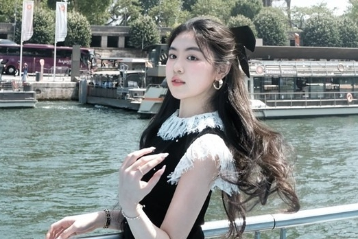 Con gái MC Quyền Linh 'đẹp phát sáng' như công chúa Disney ở châu Âu