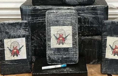 Đang dạo biển, người dân sốc nặng khi phát hiện thứ trị giá 13 tỷ đồng dạt vào bờ