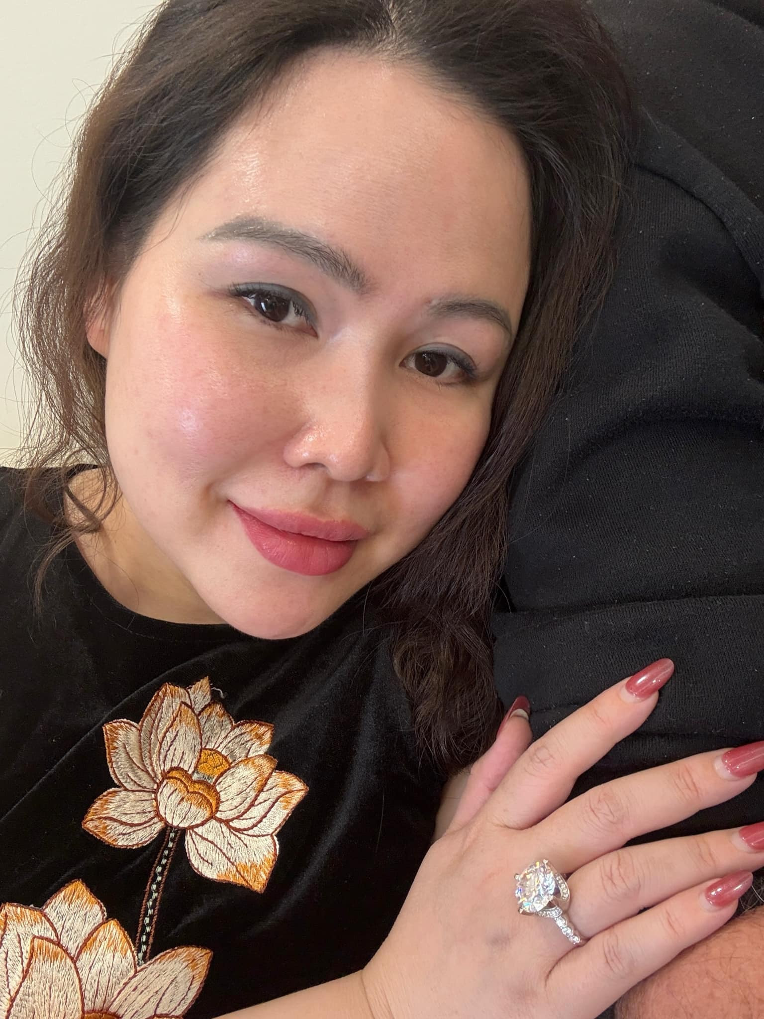 Diễn viên lùn nhất màn ảnh Việt lấy chồng Tây khoe kim cương biệt thự choáng ngợp