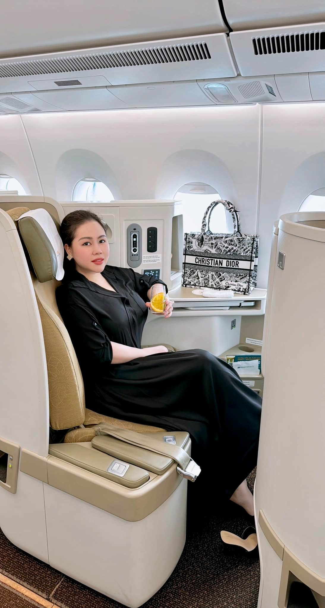 Diễn viên lùn nhất màn ảnh Việt lấy chồng Tây khoe kim cương biệt thự choáng ngợp