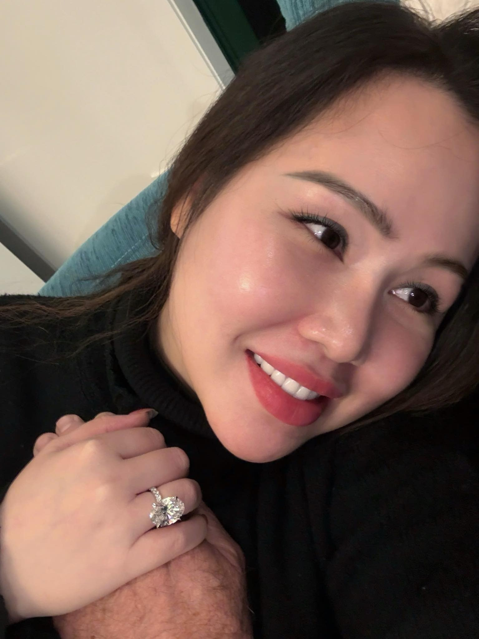 Diễn viên lùn nhất màn ảnh Việt lấy chồng Tây khoe kim cương biệt thự choáng ngợp